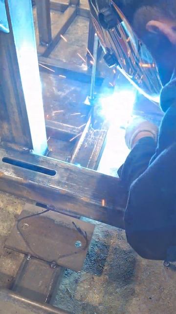 Сварка несущей рамы для большой каналопромывочной ус? смотреть онлайн