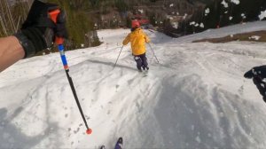 Катаемся по буграм на горных лыжах. Огонёк Могул Кемп.