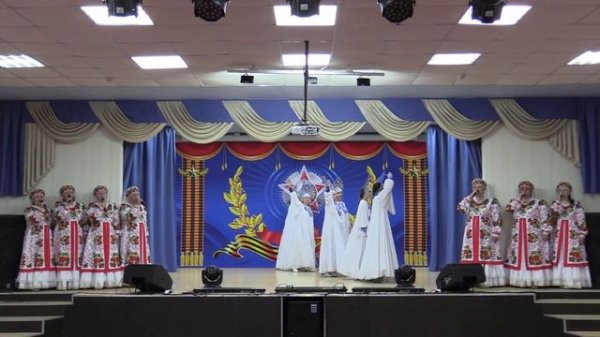 Гляжу в озёра синие