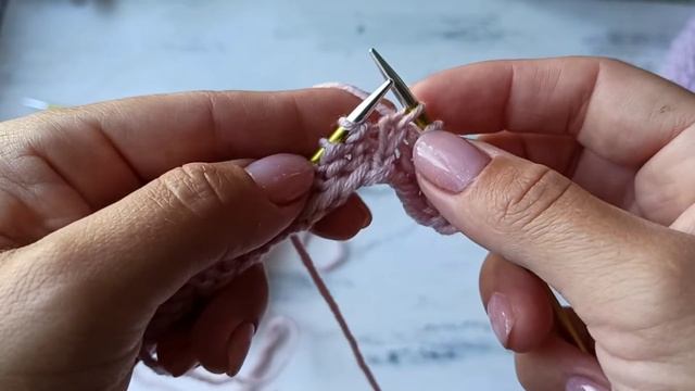 Красивый рельефный и очень простой узор спицами для вязания шапок, джемперов, кардиганов.