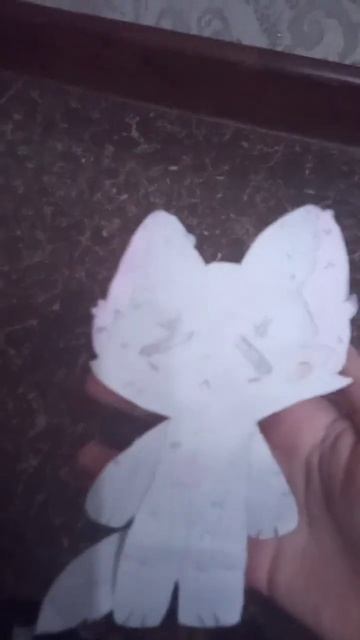 я сделала бумажного котика:3 пишите какую одежду коту сделать