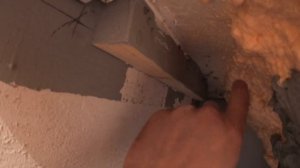 Установка ванны размером больше размера проёма.