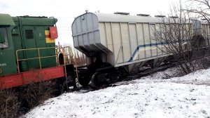 Маневровый тепловоз ЧМЭ3-3975 с грузовым поездом