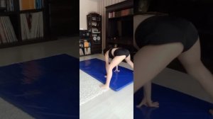 Обучалка на кувырок в шпагат и кувырок через плечо