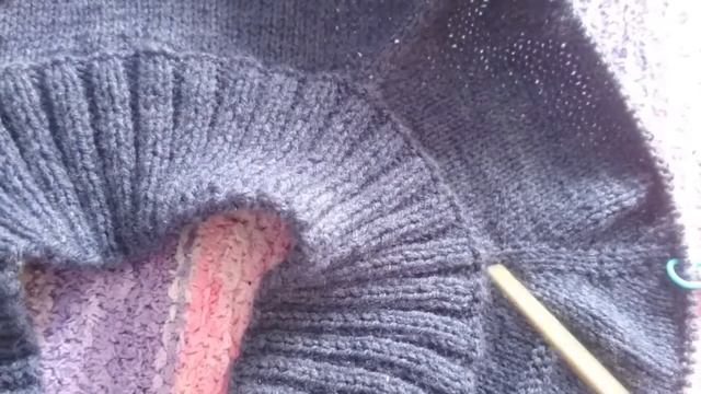 Красивый мужской джемпер. Шапка и цветы