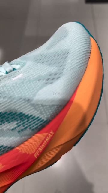 Спортивная модель Asics Novablast 5 смотреть онлайн