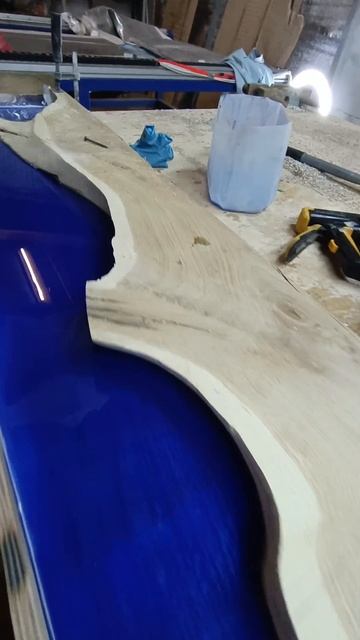 ТВ консоль из дуба и эпоксидной смолы в работе