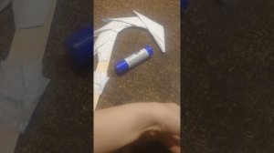 я сделал крюк из бумаги и добавил цепочку