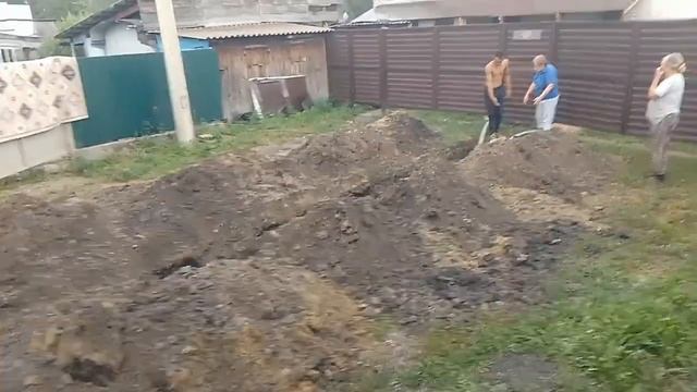 ВОЗЛЕ НАШЕГО ДОМА ЗА ВОРОТАМИ КОПАЮТ ПОД ВОДОПРОВОДНЫ