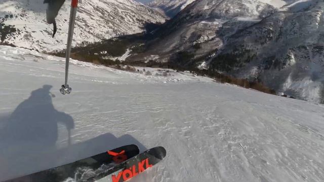 ГОРНОЛЫЖНЫЙ КУРОРТ ЧЕГЕТ. ПОЛНЫЙ СПУСК ПО ТРАССЕ БЕЗ О смотреть онлайн