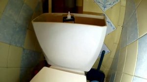 Установливаем  и настраиваем запорную арматуру сливного бачка унитаза.