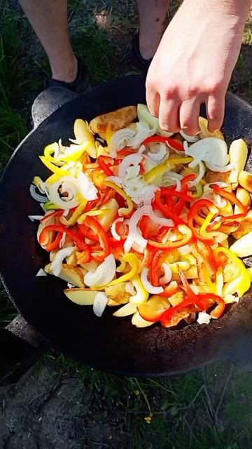 Деревенская картошка🧑🍳 с овощами и охотничьими😋 колбасками на 🔥огне смотреть онлайн