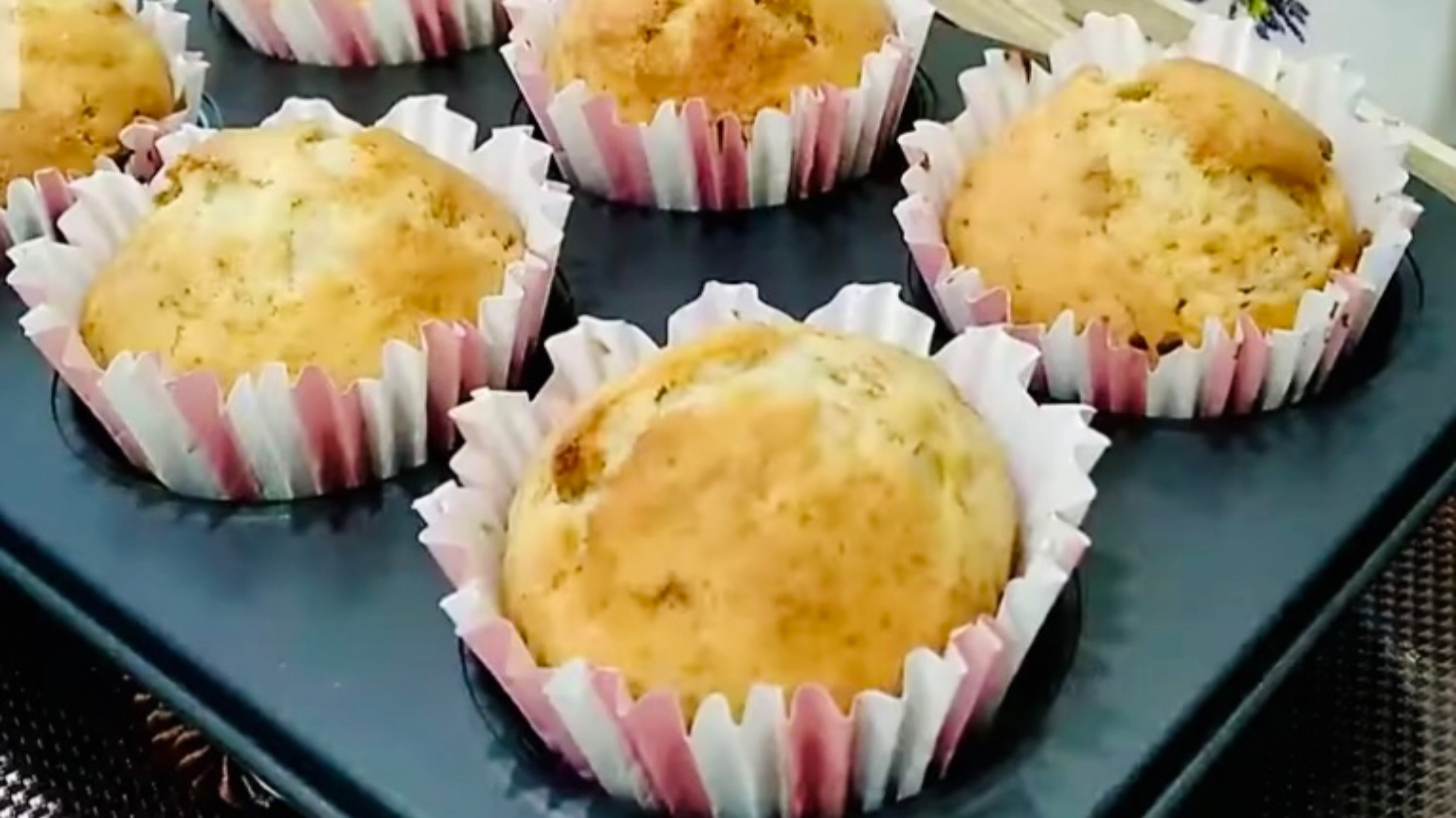 Банановые кексы в духовке / Простой рецепт банановых кексов в формочках (нежные и воздушные) смотреть онлайн