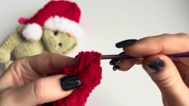 Новогодняя шапочка для игрушки крючком смотреть онлайн