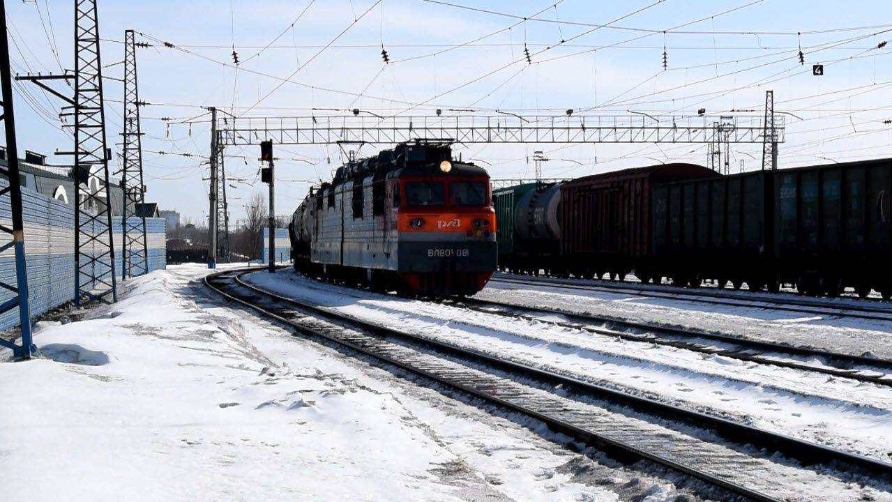 Электровозы ВЛ80С-081 и ВЛ80С-060 с приветливой бригадой.