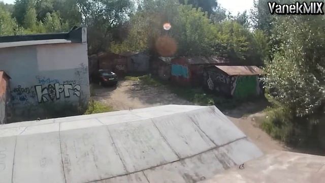 ПОДОЗРИТЕЛЬНЫЙ ЧЕЛОВЕК В ГАРАЖАХ! ПАРКУР смотреть онлайн