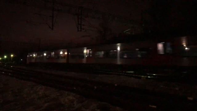 🚇 Скоростной поезд "Ласточка", поездом №824В, Хелюля - Санкт-Петербург, на станции Левашово. смотреть онлайн
