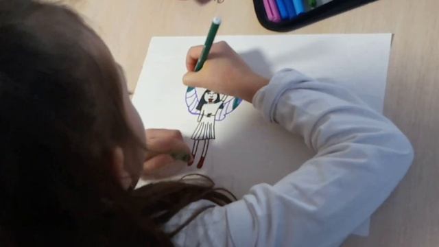 Лола рисует человека-бабочку смотреть онлайн