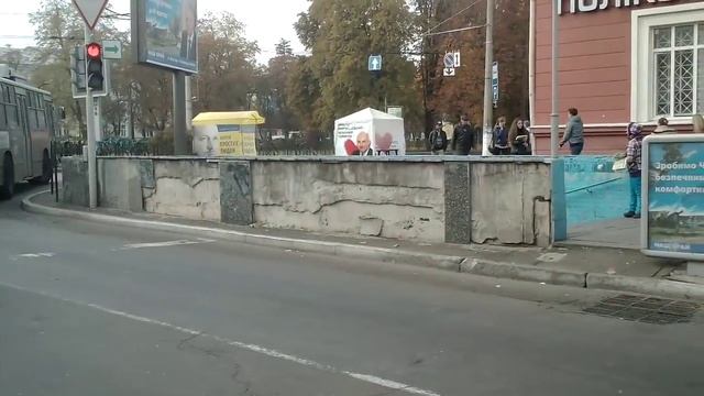 Лозунги "Наш краха" на фоне разрухи смотреть онлайн