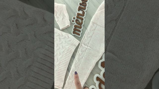 Вязаный комплект для девочки, молочного цвета смотреть онлайн