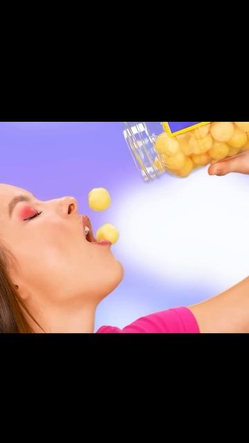 девушки едят сырные шарики смотреть онлайн