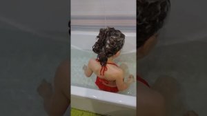 Карина моет голову!