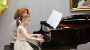 2025 май 28 Концерт класса. Варя с мамой