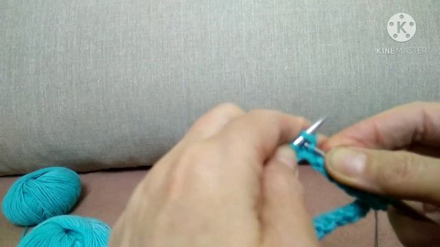 МК для начинающих по вязанию простой, но симпатичной шапочки спицами по кругу. Вяжем резинку галочк смотреть онлайн