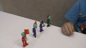 ЗОМБИ ПРОТИВ РАСТЕНИЙ! Обзор, распаковка, играем. ИГРА Plants vs Zombies! Видео для детей.