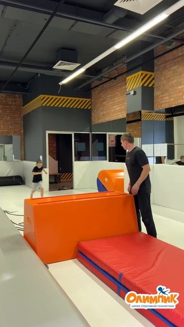 Процесс обучения.    #гимнасты #тренировки #батут #опорн