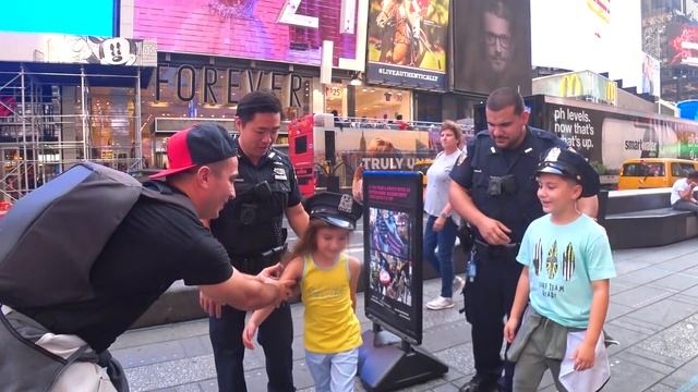 Аминка и Камиль в США!!! ПАПА ПРИВЕЛ НАС в ГИГАНТСКИЙ МА смотреть онлайн