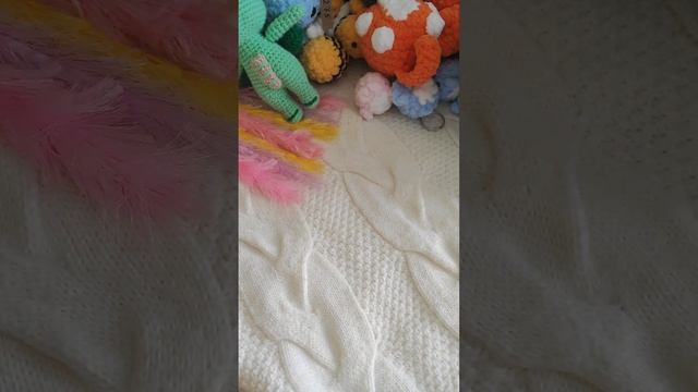 Обзор связаных игрушек. Полка подарков с игрушками. Вязаные игрушки Новосибирск. смотреть онлайн