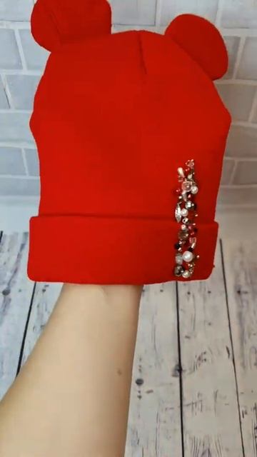 Шапочка детская, с декором ручной работы.