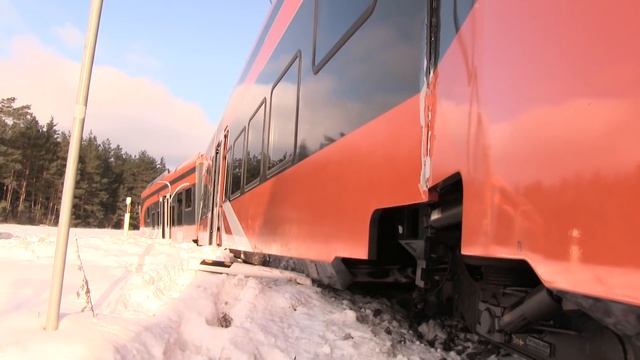 Столкновение электропоезда Штадлер с грузовиком / Train crash: Stadler EMU collision with a truck смотреть онлайн