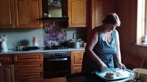 Внуки с бабушкой на даче.