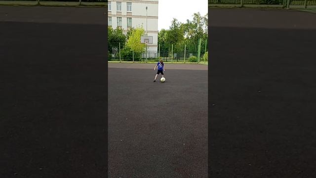 как пинать мяч смотреть онлайн