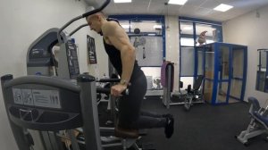 ОТЖИМАНИЯ НА БРУСЬЯХ С АКЦЕНТОМ НА ТРИЦЕПС