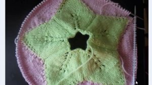 Шапочка- клубничка спицами.