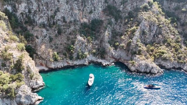 Яхта Стивена Спилберга в бухте Butterfly Valley