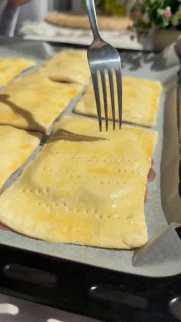 Слойки с клубникой и рукколой