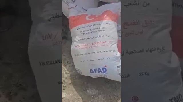 Израиль выбросил на свалку мешки с мукой, отправленные в Газу из Турции смотреть онлайн
