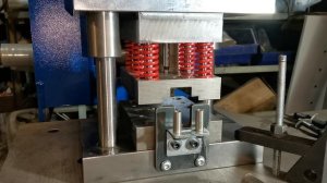 Штамп для сплющивания, пробивки и обрезки конца трубы