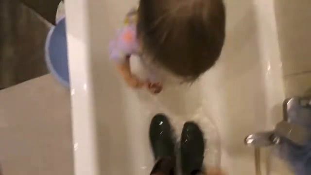 Свободные родители, свободные дети. Папа играет с дочкой. смотреть онлайн