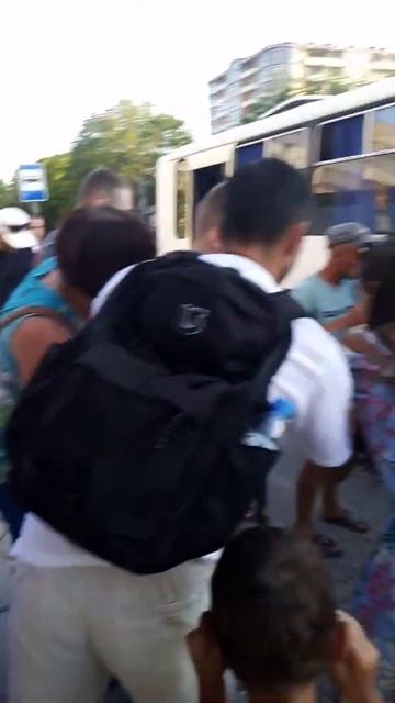 Срочно! В Евпатории пьяный атаковал автобус бутылками смотреть онлайн