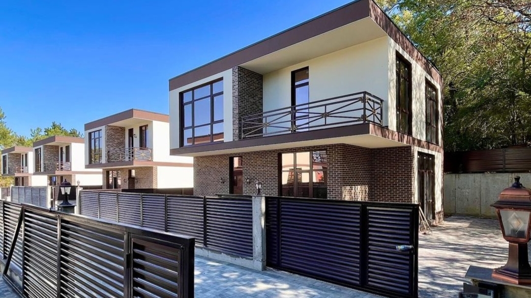 Уютный комплекс коттеджей с выходом в лес смотреть онлайн