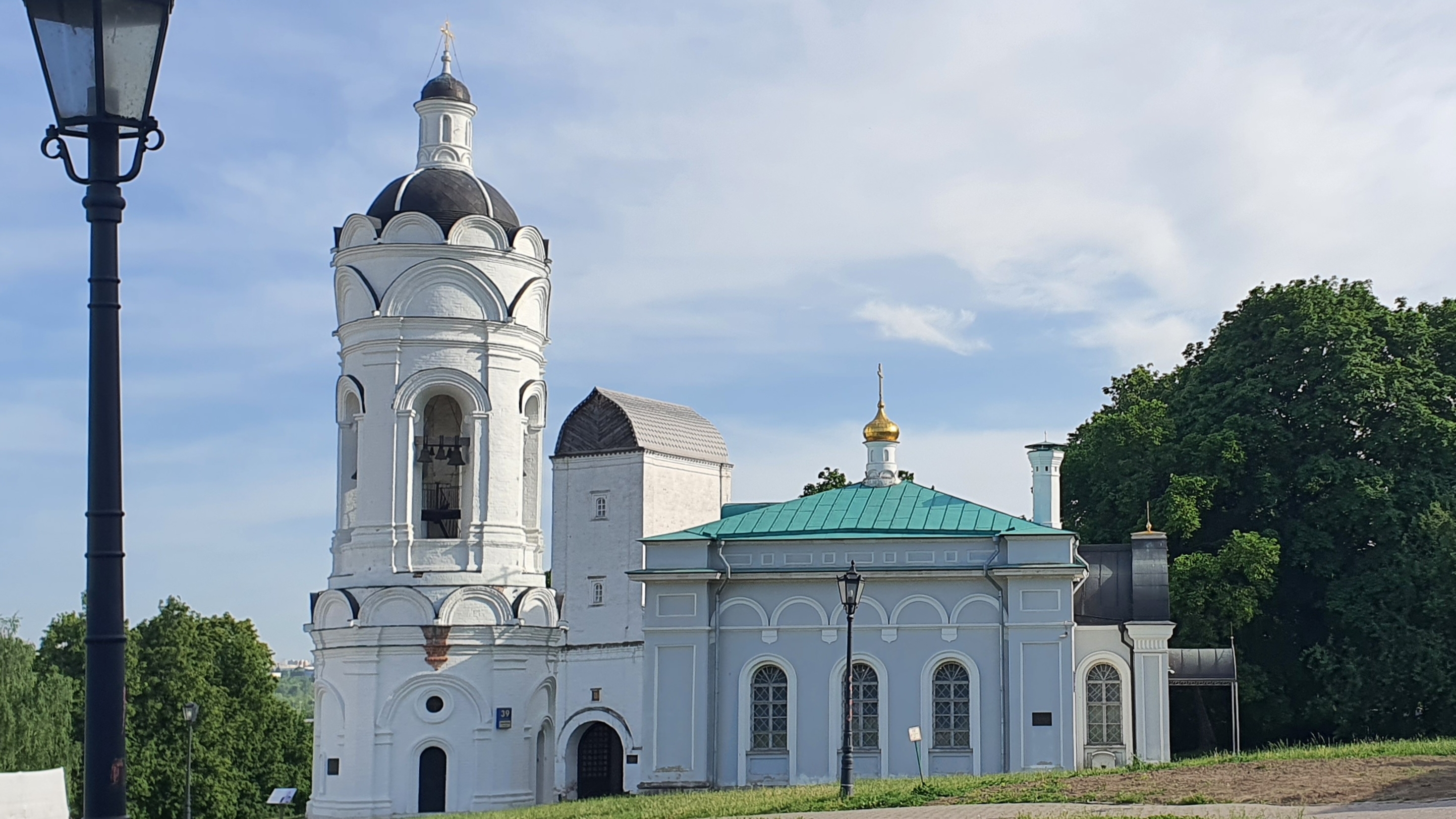 Церковь Георгия Победоносца в Коломенском и колокольня середины XVI века. смотреть онлайн