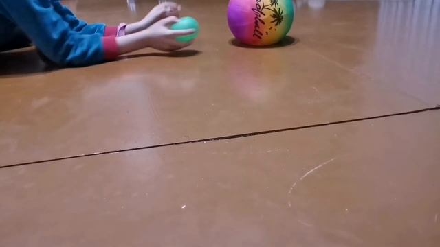 Обзор на обычный зеленый здутый шарик. Какой шарик победит в играх? смотреть онлайн