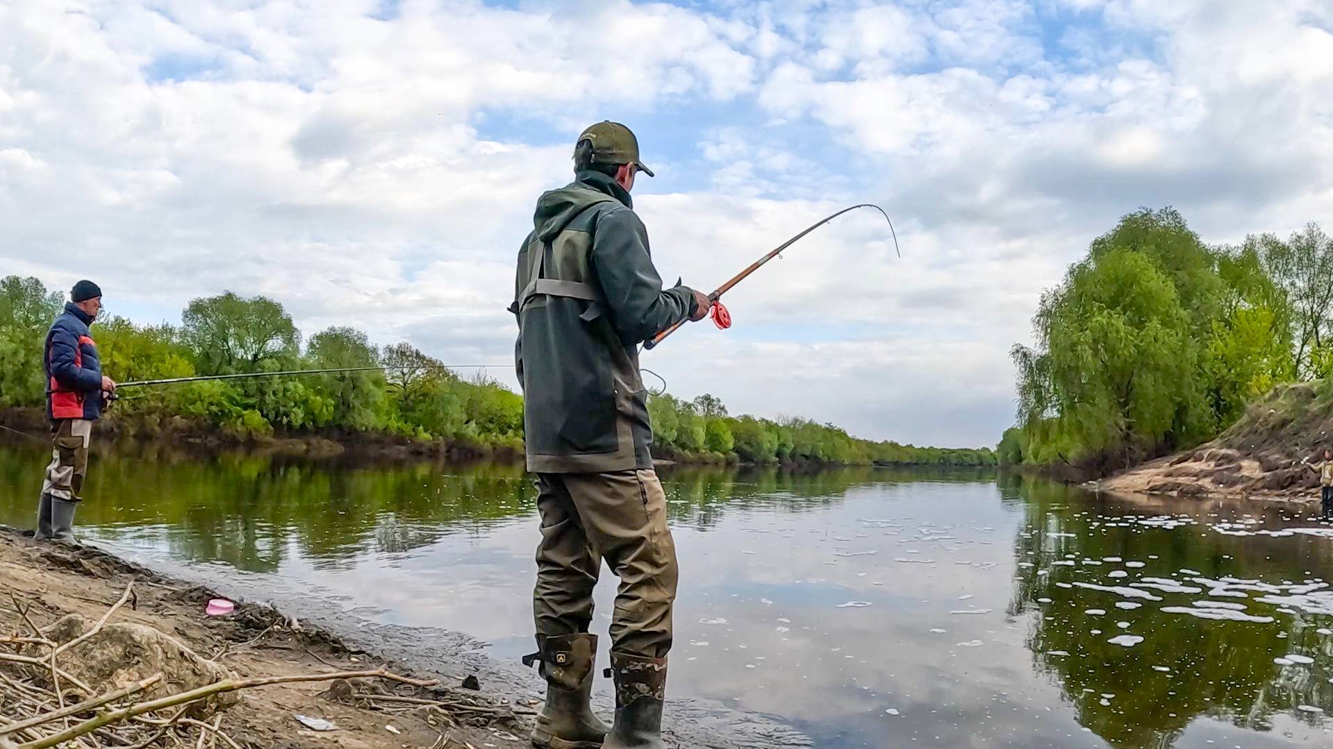 ТОЛЬКО ПРИШЁЛ КАК поплавок ТОПИТ в ПЕНУ. Рыбалка на реке в проводку смотреть онлайн