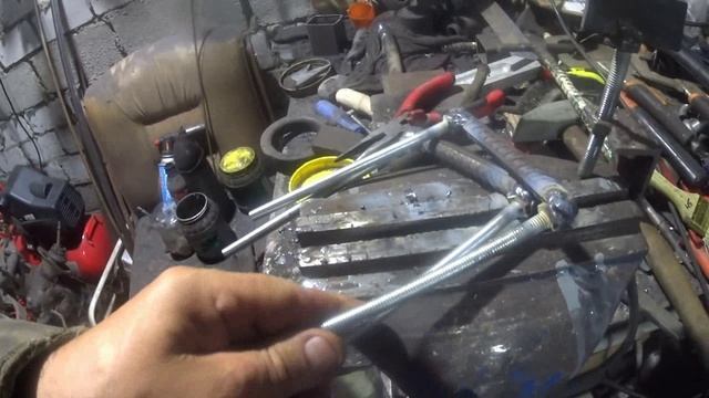 Меняю запоры на воротах.