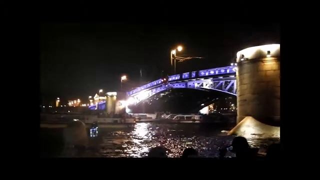 Ночная прогулка на теплоходе по Неве, разведение мост?